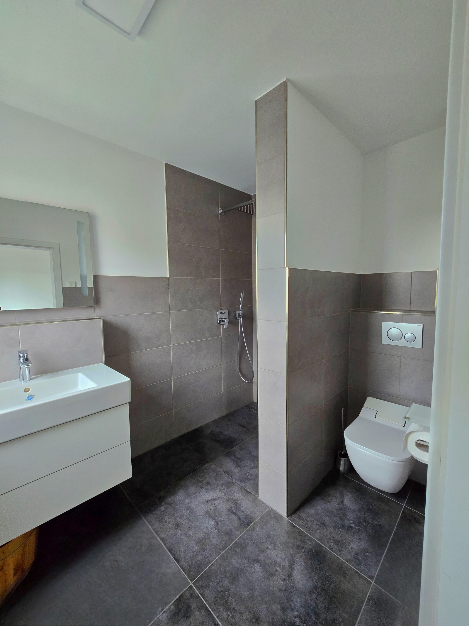 Elternbad Ensuite mit Regendusche und Luxus WC-Sitz