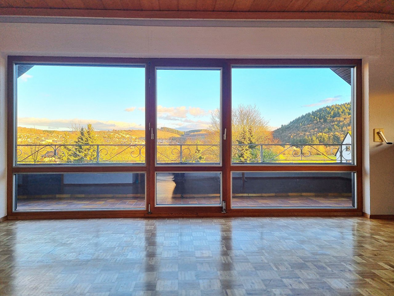 DG Fensterfront mit Balkon und Aussicht