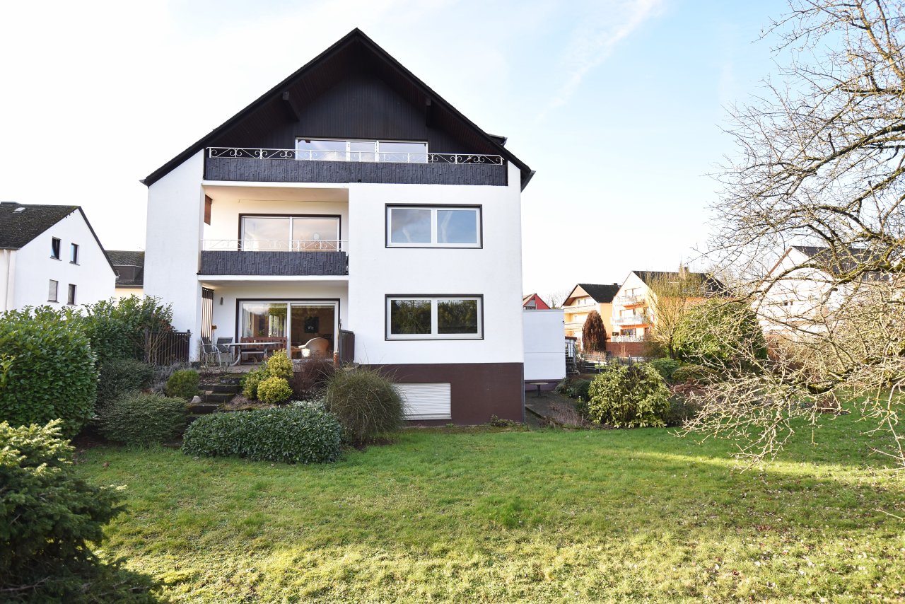 Giebel Gartenseite mit Terrasse und Balkonen