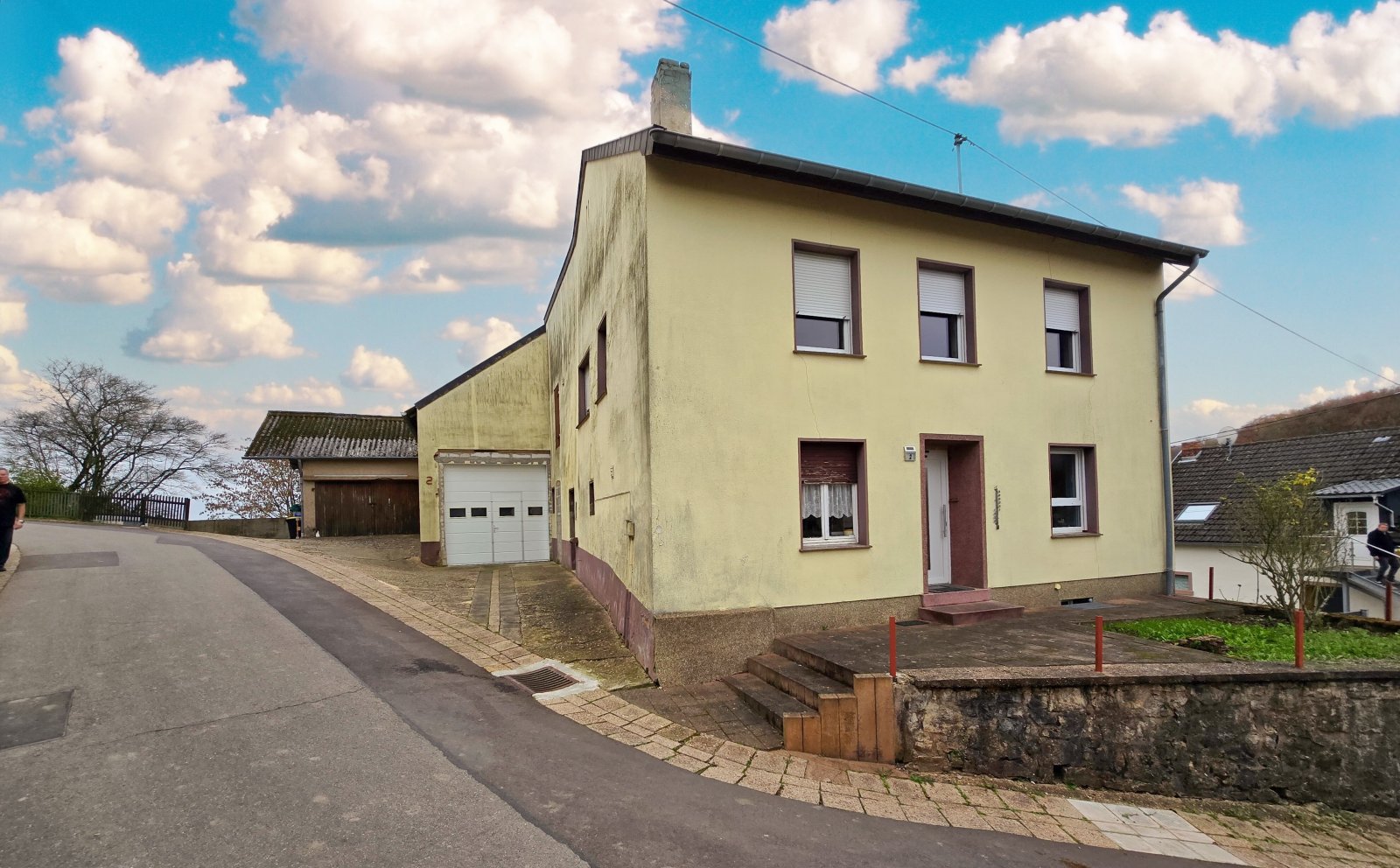 Straßenansicht mit Scheune und Garage