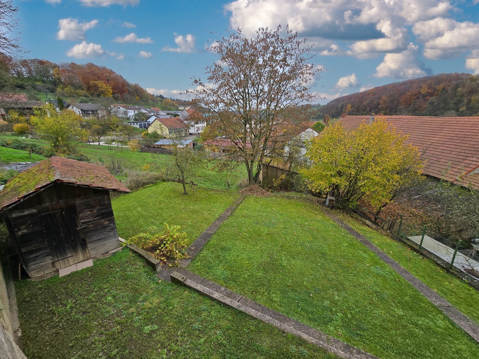 herbstlicher Garten mit Häuschen 